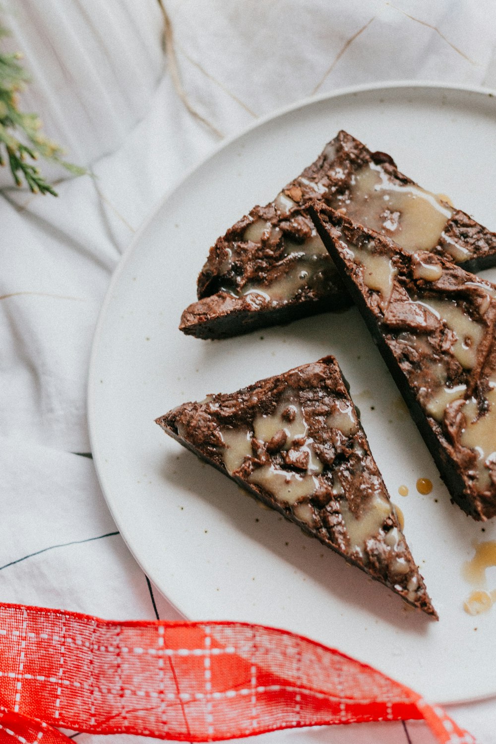 geschnittene Pizza auf weißem Keramikteller