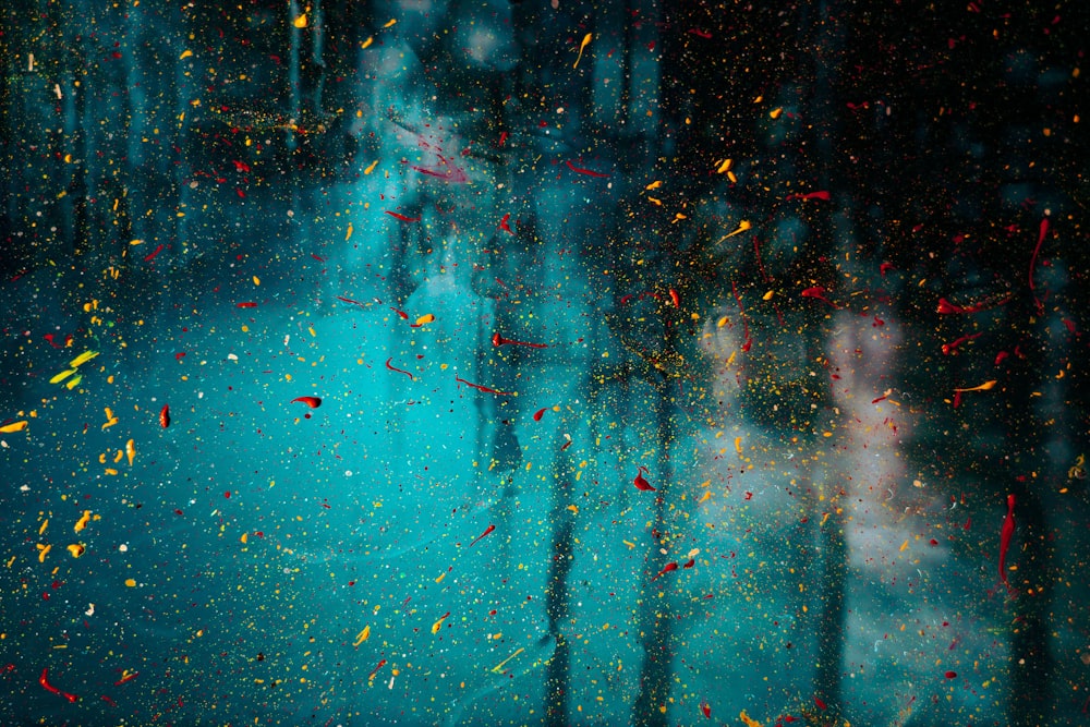 gotas de agua en la ventana de vidrio