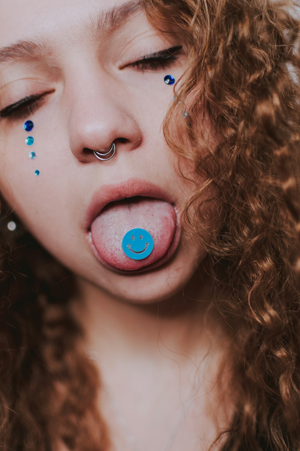 girl with blue eyes and brown hair