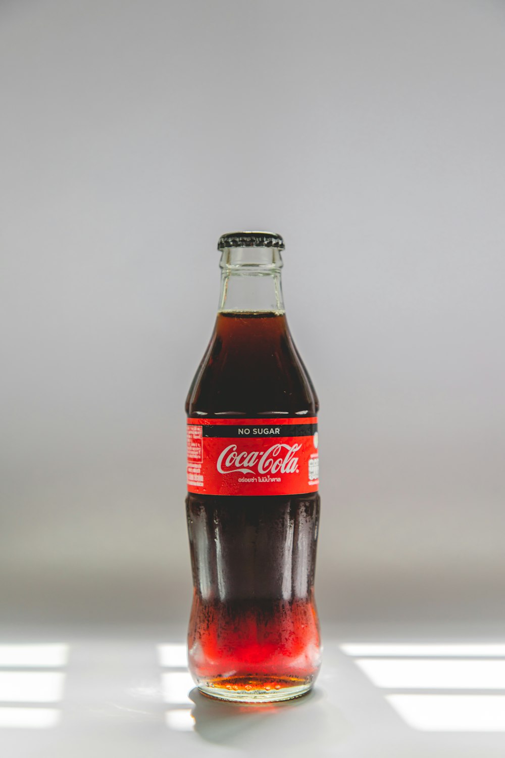 Coca Cola Zero Flasche auf weißem Tisch