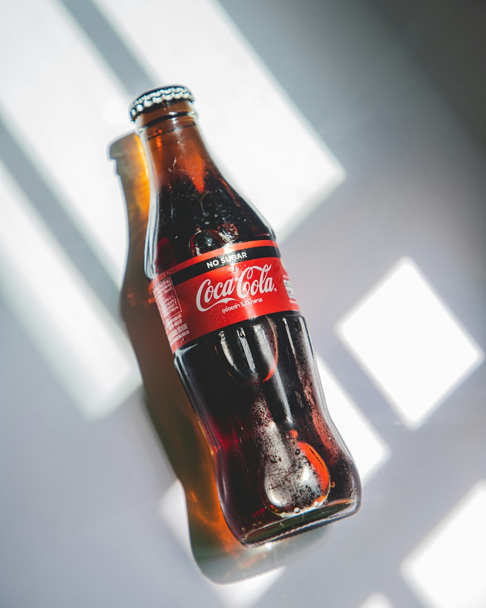 Bottiglia di Coca Cola sul tavolo bianco