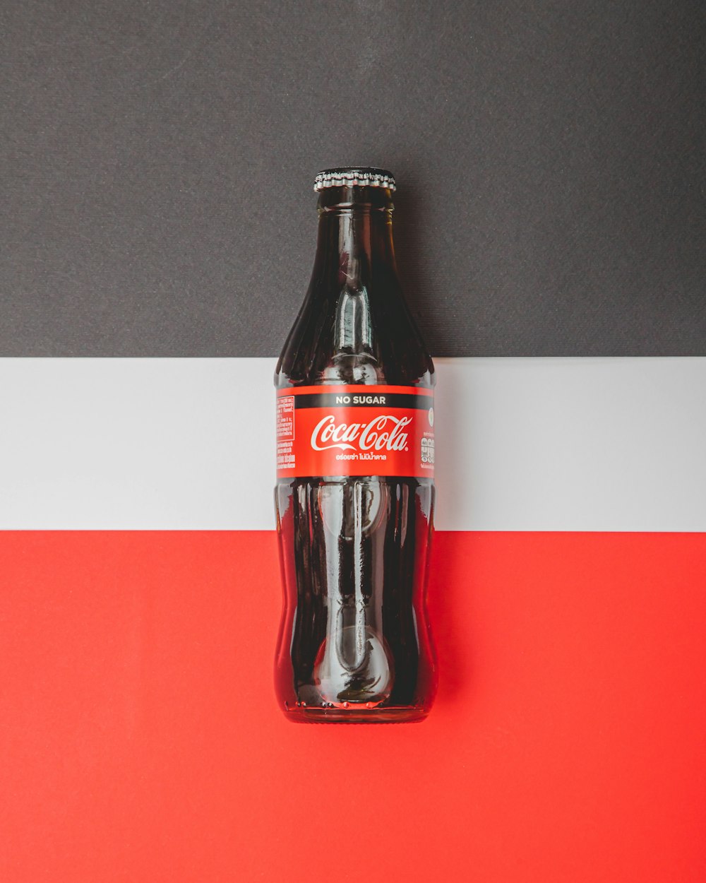 赤いテーブルの上のコカ コーラ ゼロ ボトルの写真 Unsplashで見つけるコカコーラドライブの無料写真
