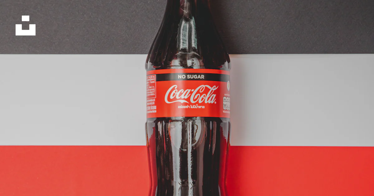 Cola Rouge Bouteille de Coca Cola Zero sur table rouge photo – Image gratuite de ...