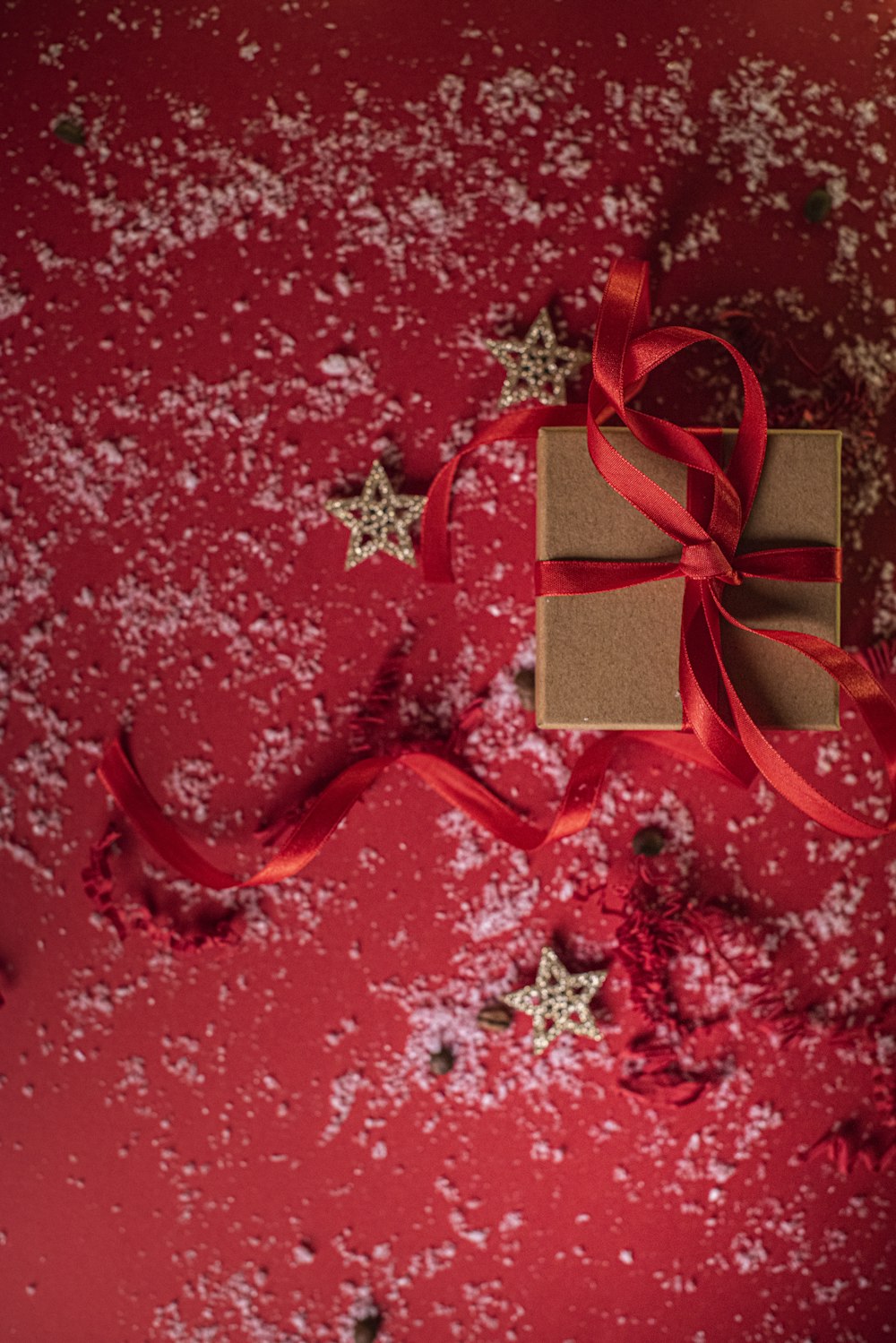 Caja de regalo con estampado de corazones rojos y blancos