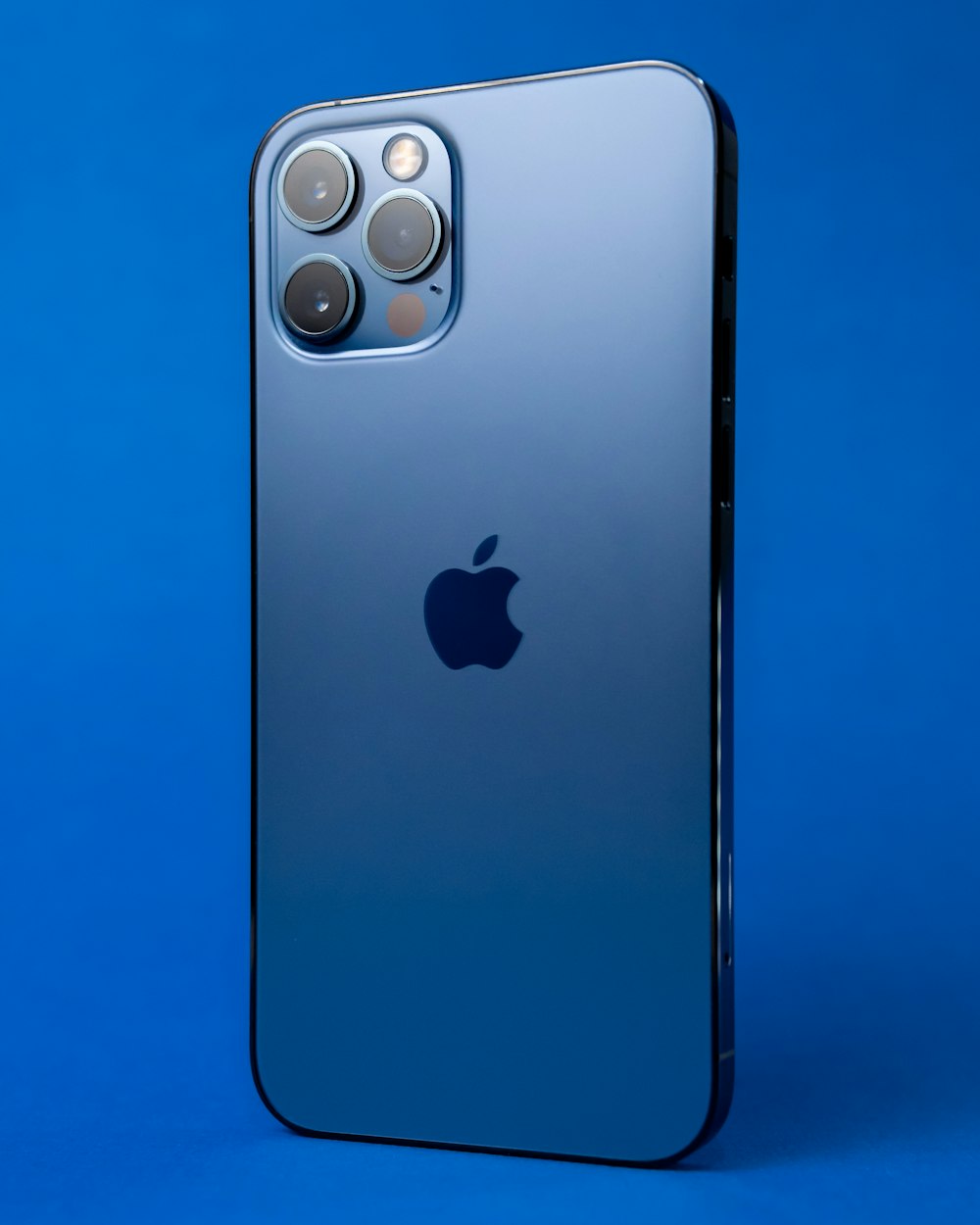 iPhone 6 argenté avec coque bleue