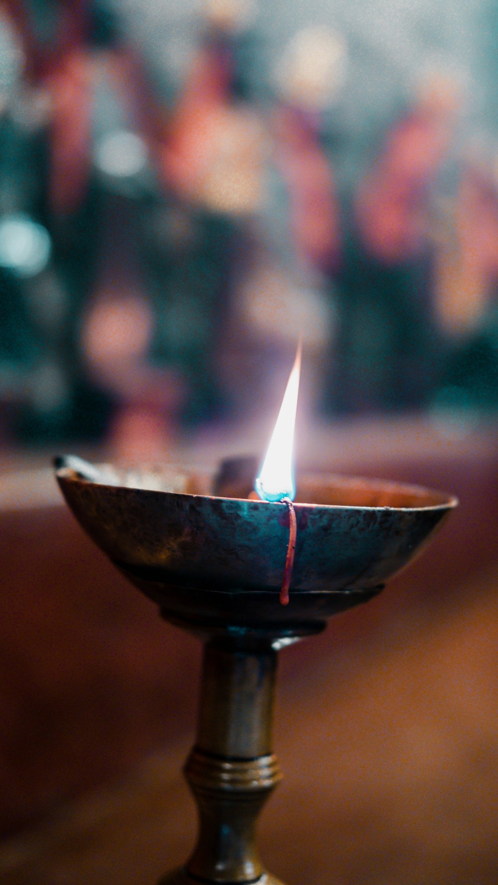 brennende Kerze auf schwarzem Kerzenhalter aus Keramik