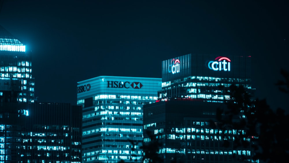 Bâtiments de la ville pendant la nuit