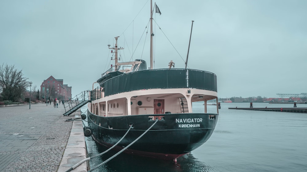 navio preto e branco no cais durante o dia