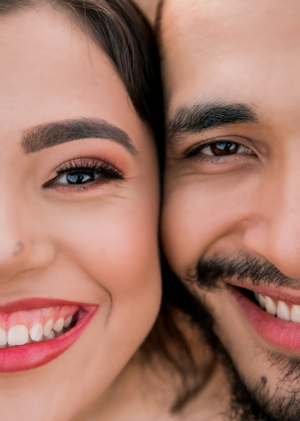 hombre y mujer sonriendo mientras toman selfie