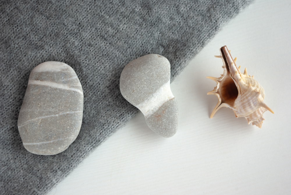 pedra cinzenta em forma de coração no têxtil cinzento