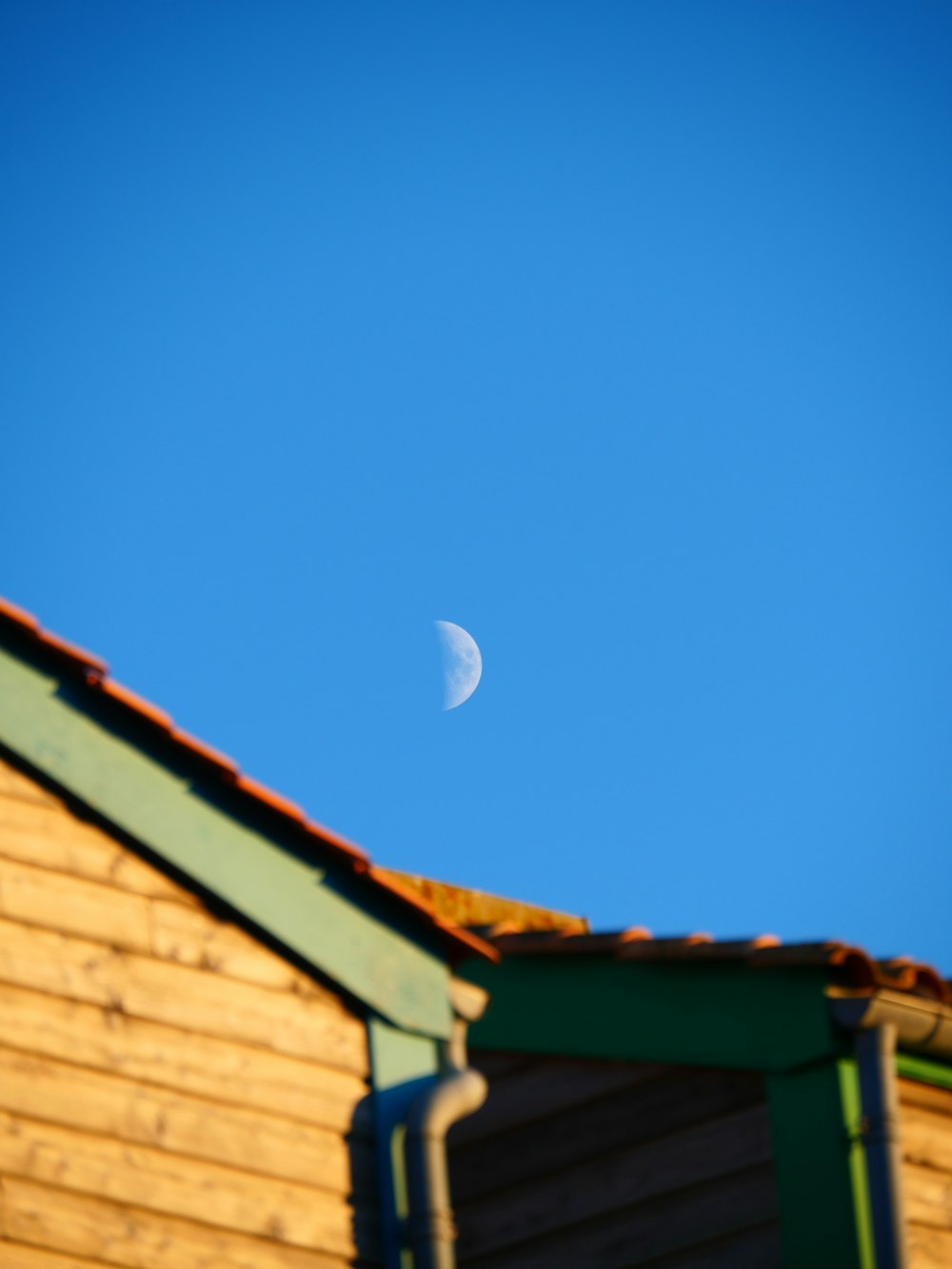 Casa de madera marrón bajo el cielo azul durante el día