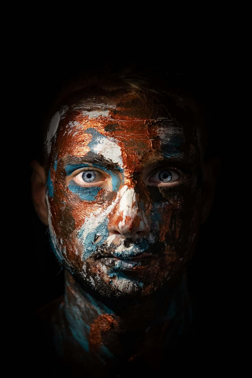 uomo con vernice facciale blu e bianca