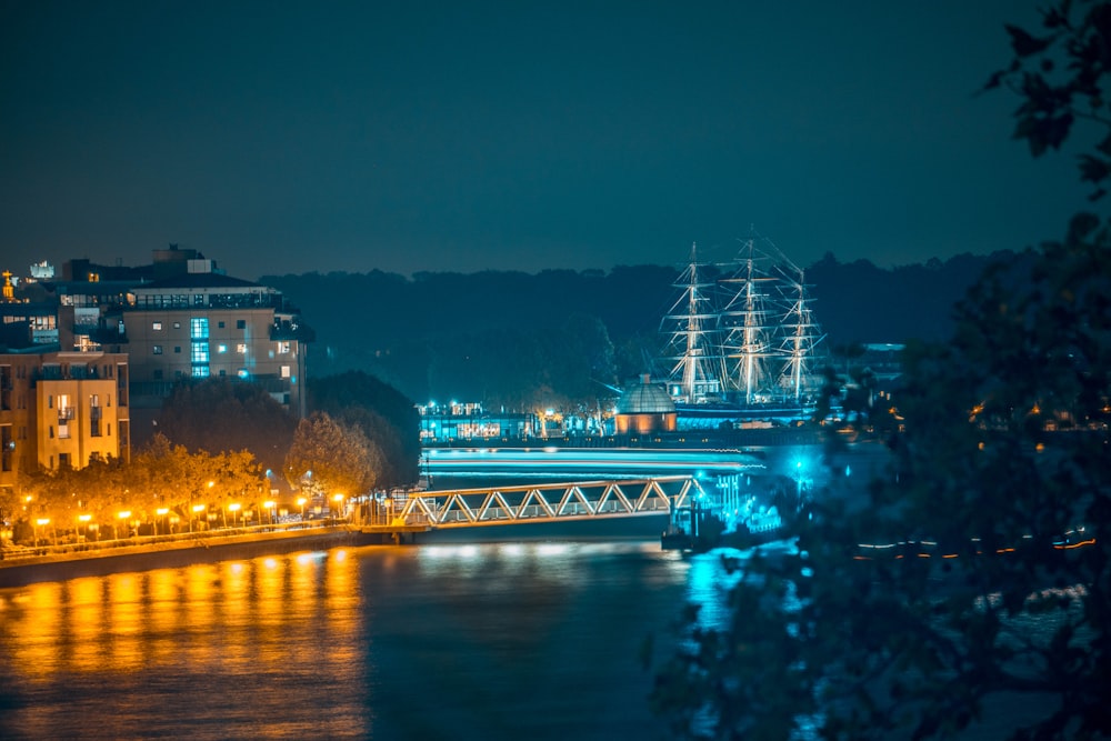 puente sobre el agua durante la noche