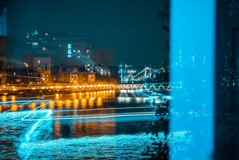 Cuerpo de agua cerca del puente durante la noche