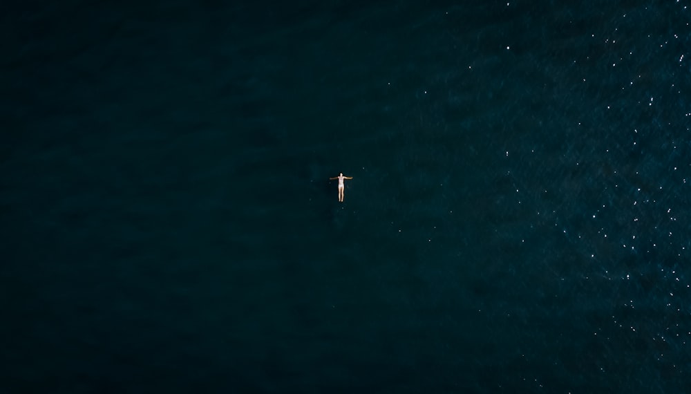 barco branco no corpo de água durante o dia