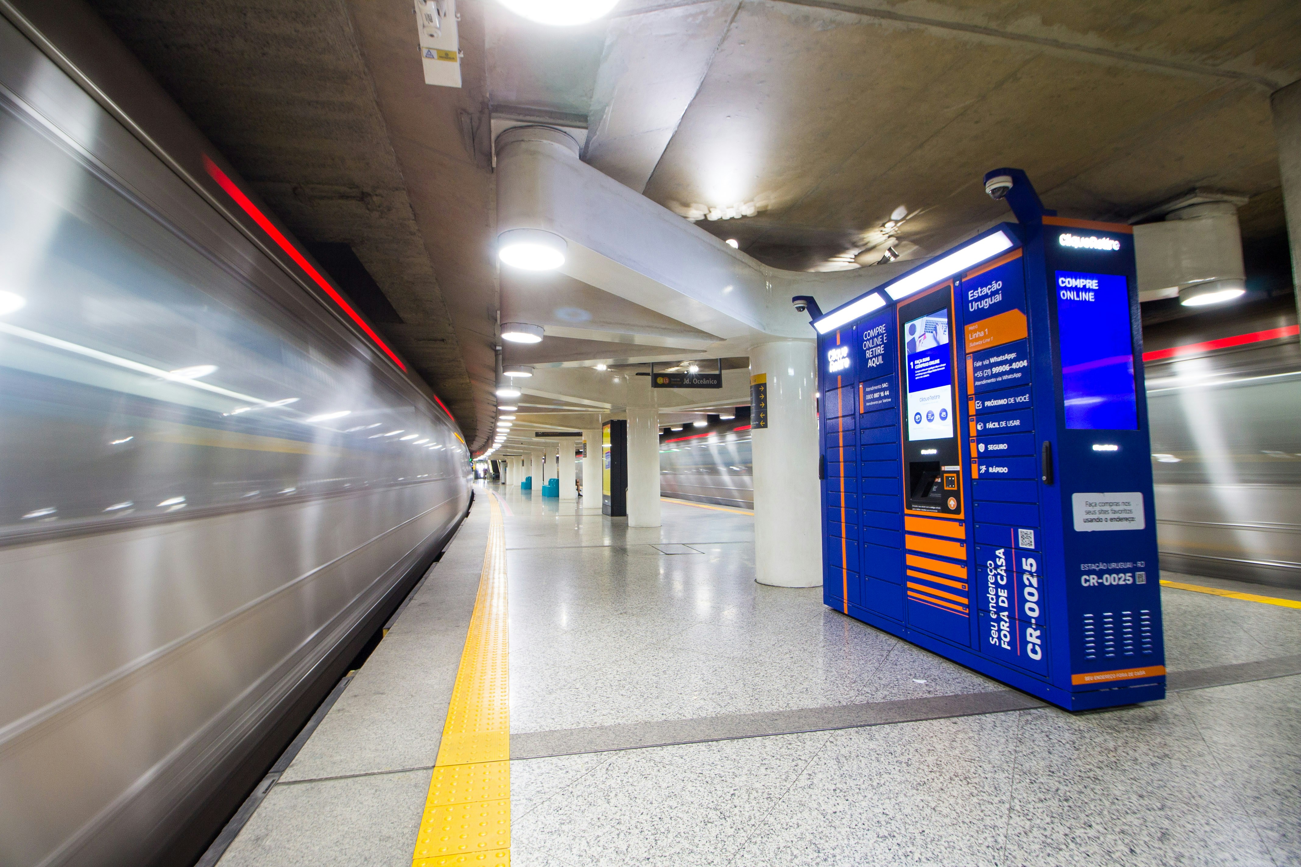 e-Box (smart locker) da Clique Retire localizado na Estação Uruguai do Metrô Rio - Rio de Janeiro, RJ - Brasil. Utilizado para receber e enviar encomendas.