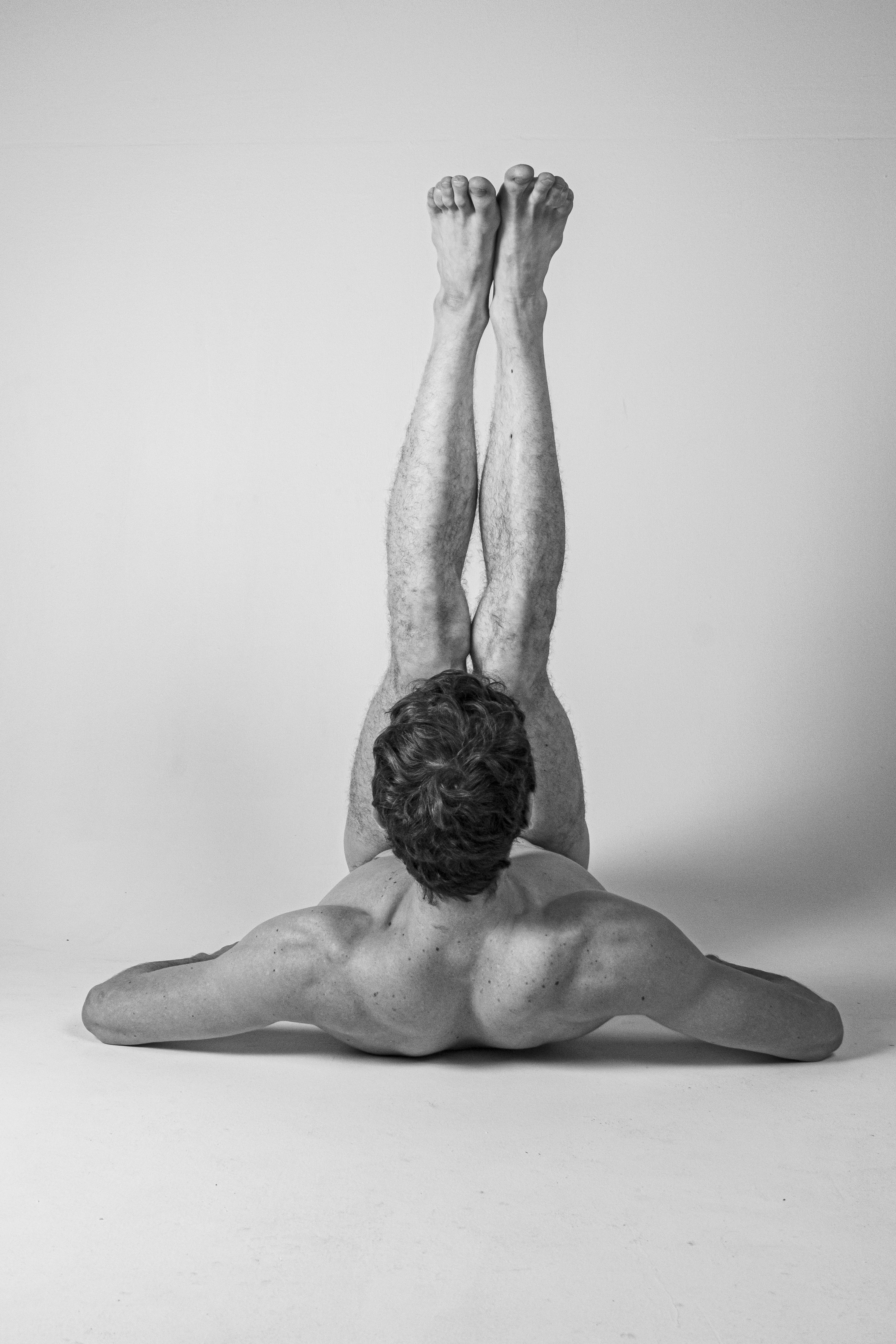 裸の男のグレースケール写真の写真 Unsplashで見つけるダルエスサラームの無料写真