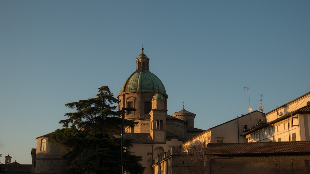 Edificio de hormigón marrón bajo el cielo azul durante el día