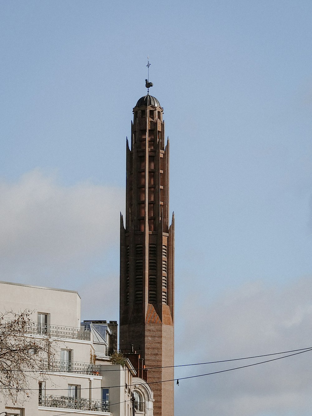 Braunes Betongebäude unter blauem Himmel tagsüber