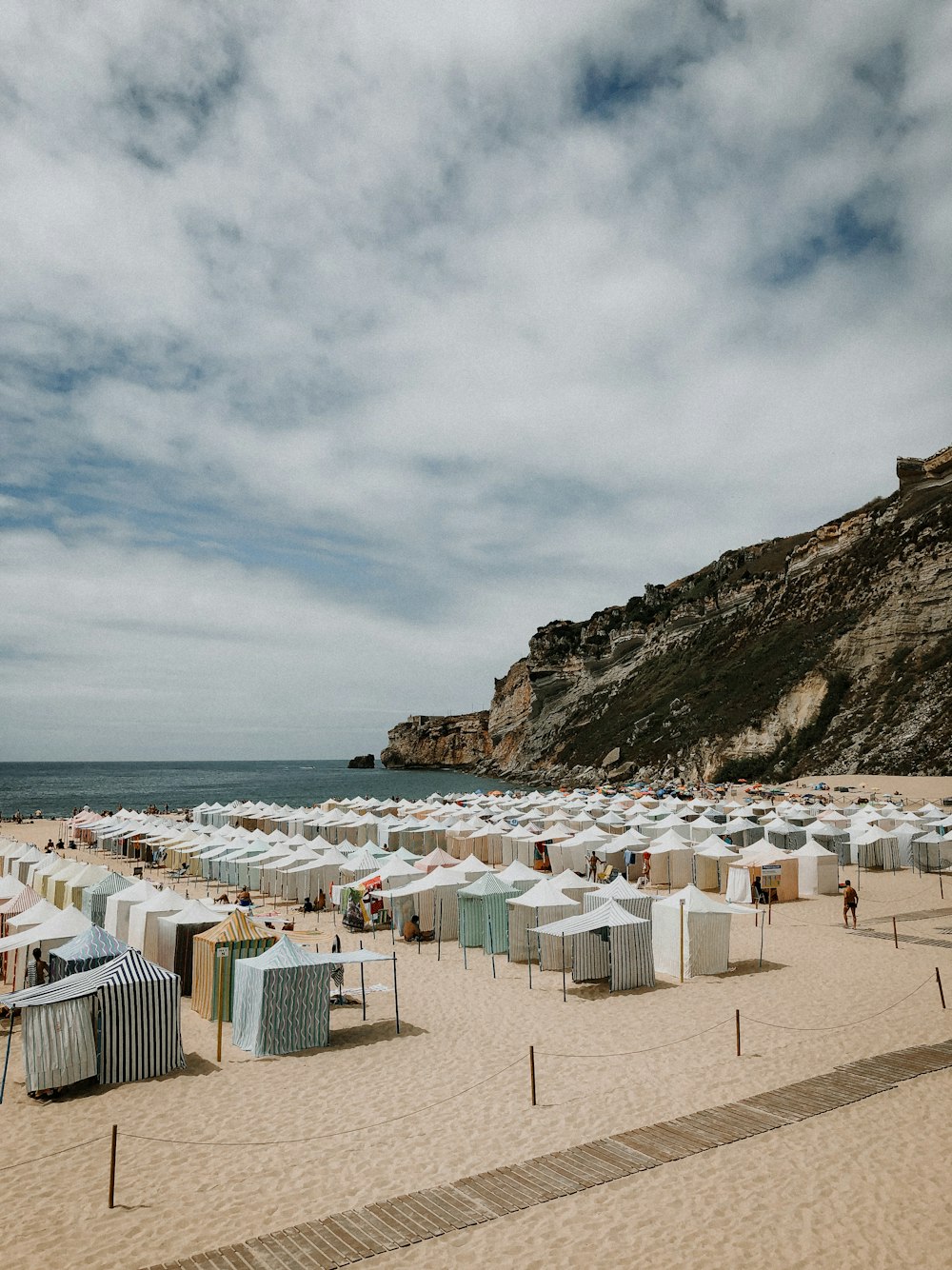 sedie bianche sulla spiaggia durante il giorno