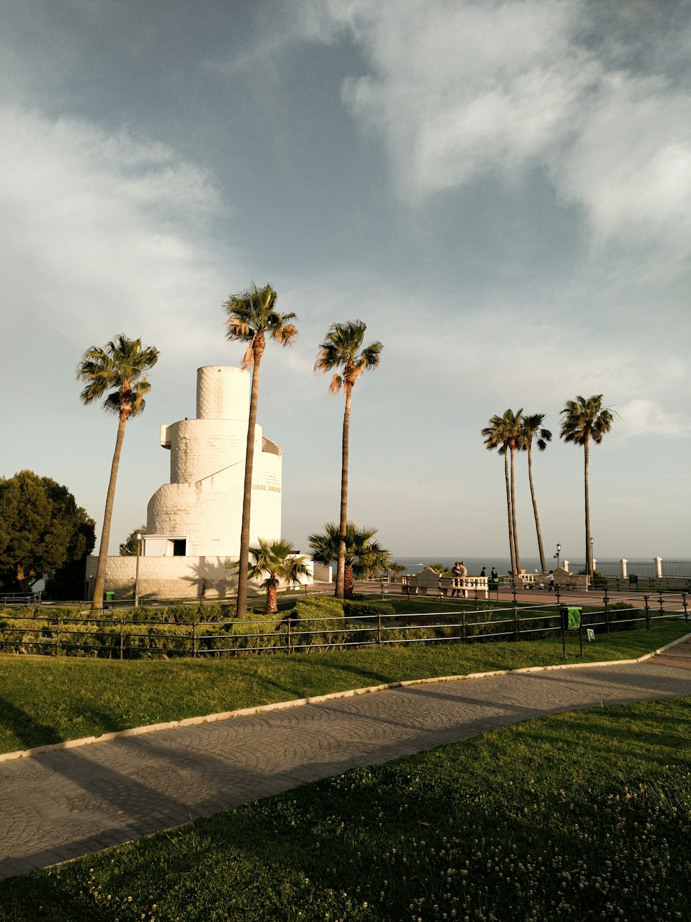 La Torre de Pimentel de Torremolinos entre palmeras