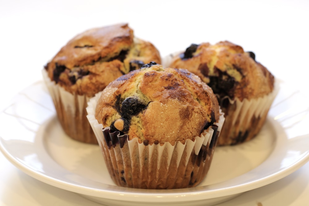 Cupcakes marrones en plato de cerámica blanca