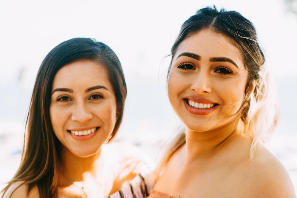 femme souriant et souriant pendant la journée