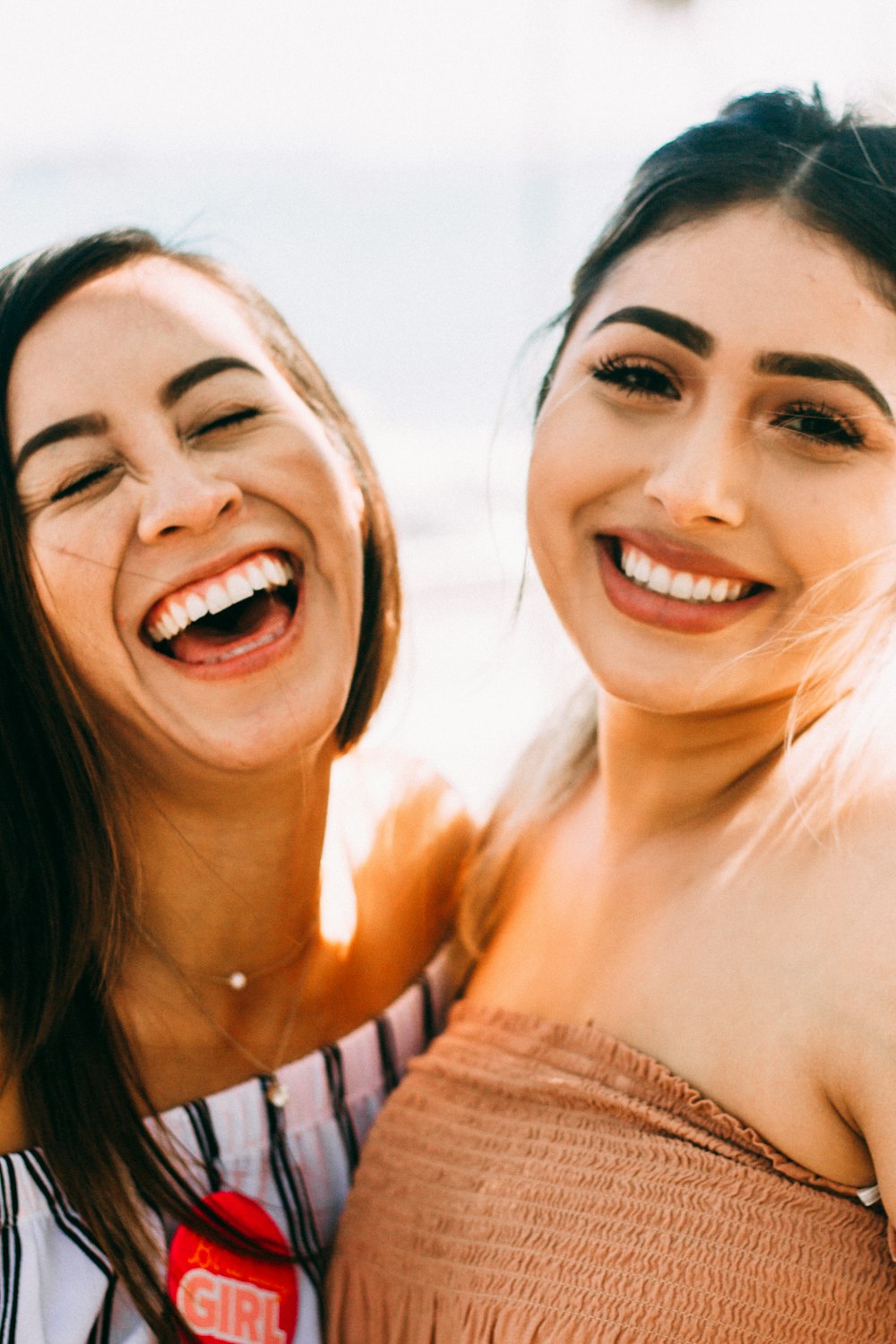 Mujer con camisa de rayas blancas y negras sonriendo