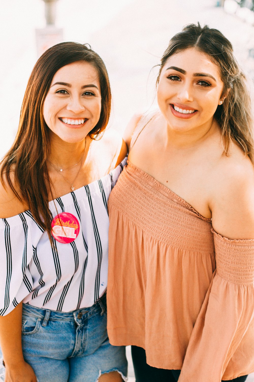 2 mujeres sonrientes con blusas de punto marrones