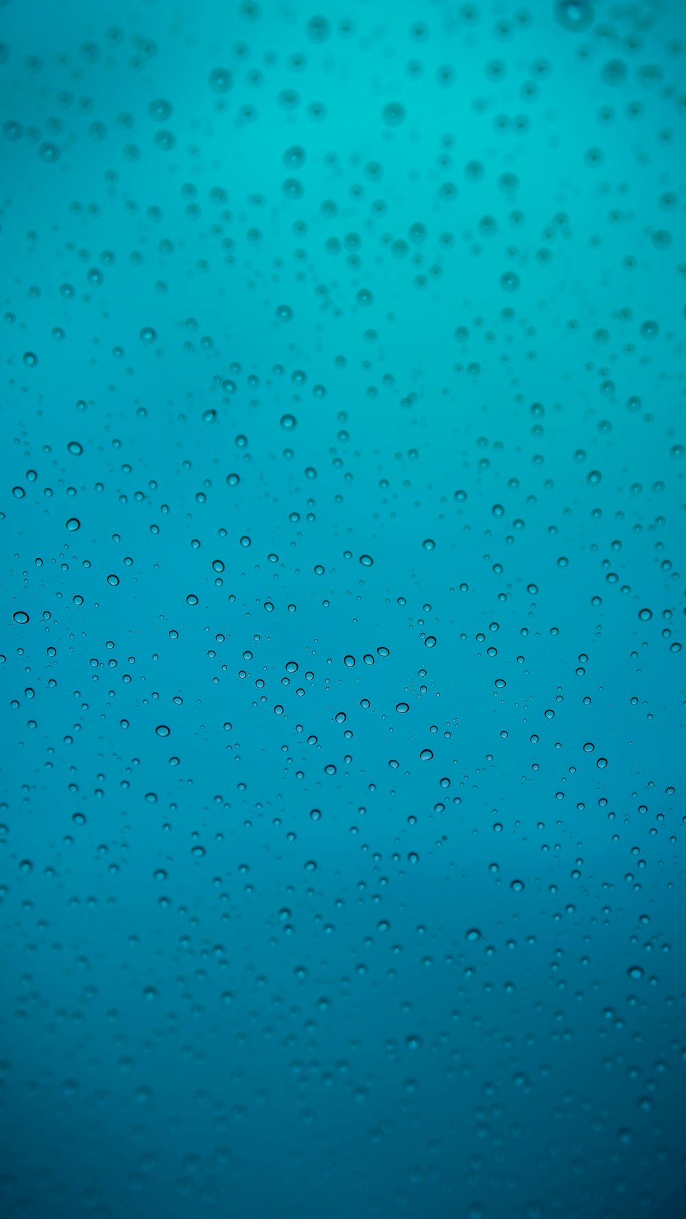 gouttelettes d’eau à la surface turquoise