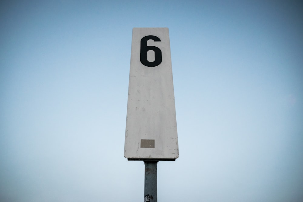 Weiß und Schwarz P gedrucktes Straßenschild