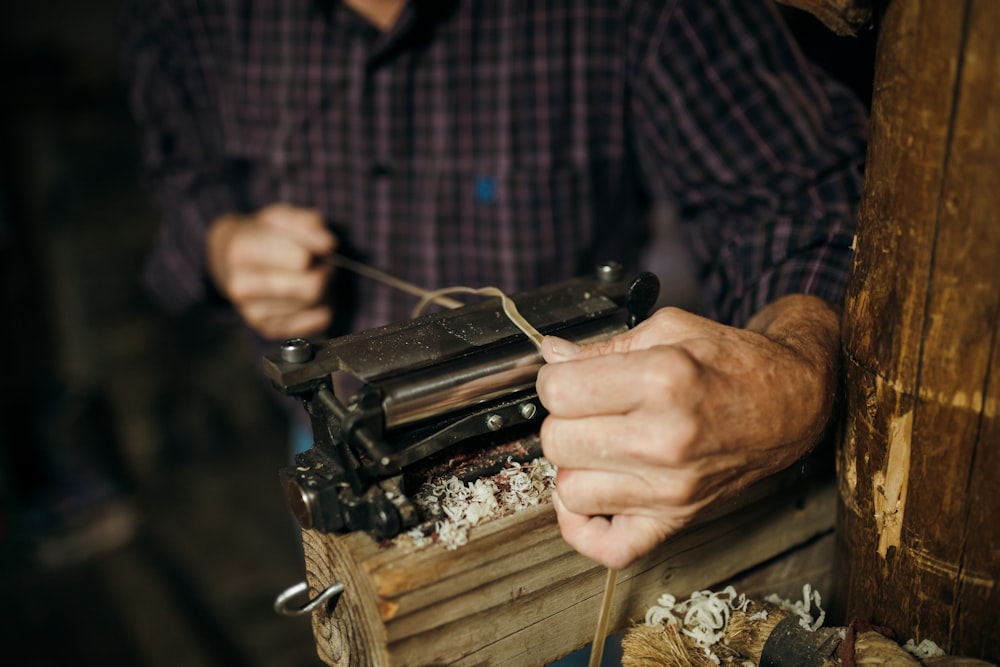 Un hombre trabajando en un pedazo de madera