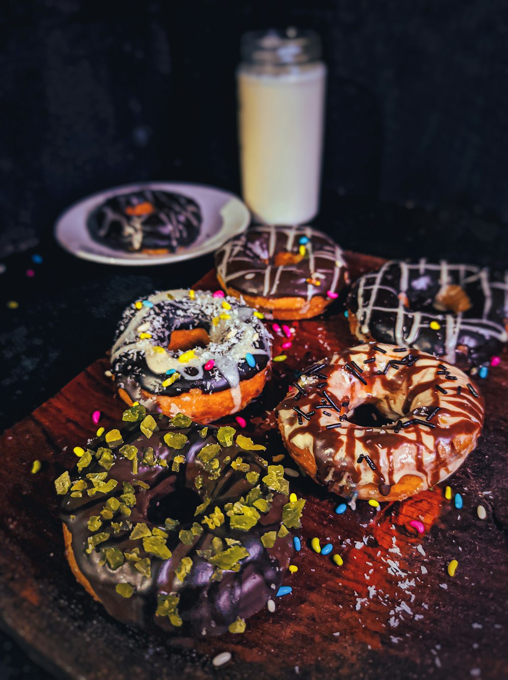 rosquilla de chocolate sobre mesa de madera marrón