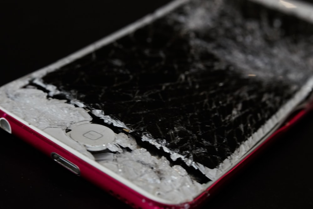 Weißes iPhone 5 C auf schwarzer Oberfläche