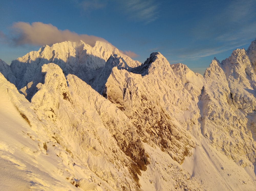 昼間の青空に白と茶色の山