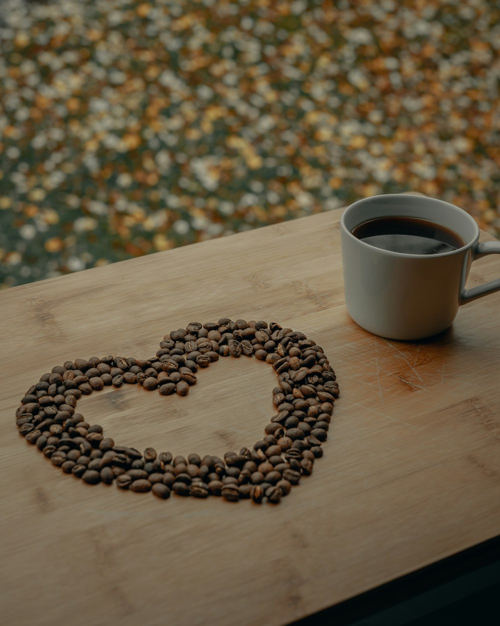 weiße Keramiktasse auf braunem Holztisch