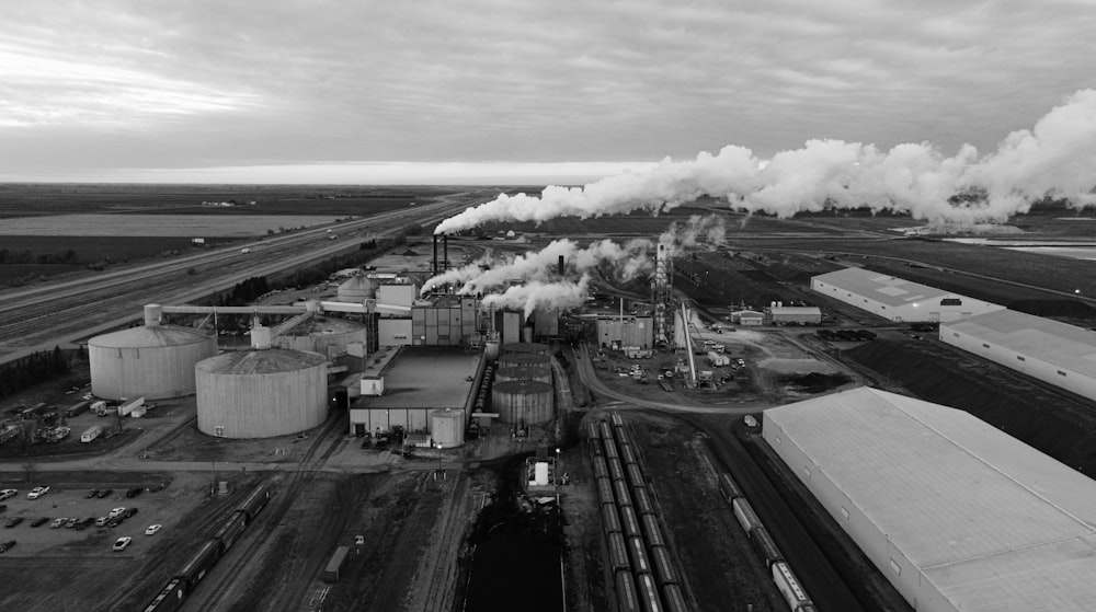 Photo en niveaux de gris des bâtiments de la ville