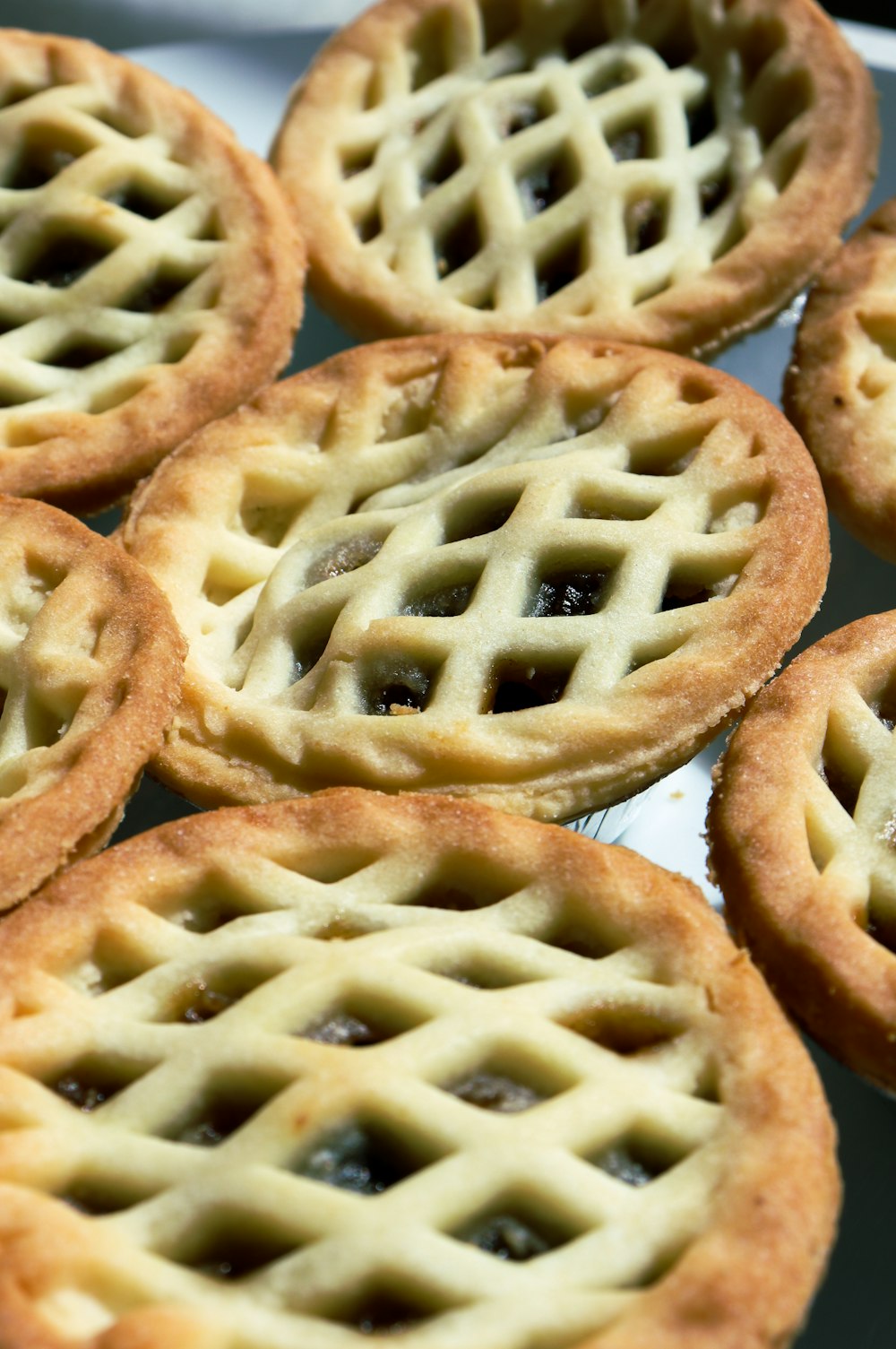 biscuits bruns sur assiette en céramique blanche