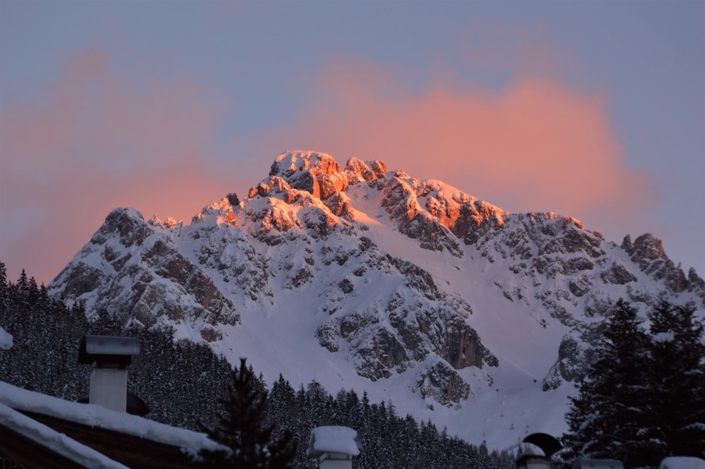 montanha coberta de neve durante o dia