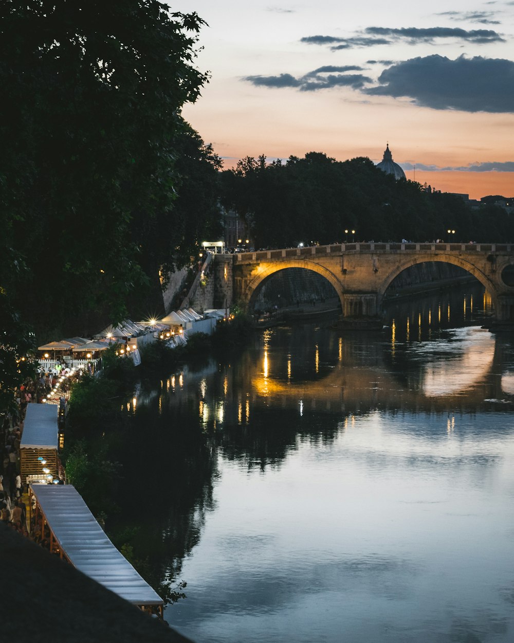 Braune Holzbrücke über den Fluss tagsüber