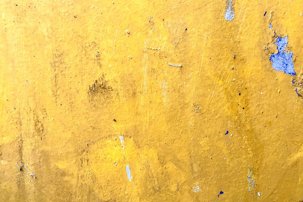 gelb-weiß gestrichene Wand
