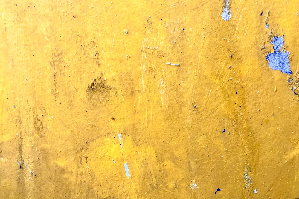 Pared pintada de amarillo y blanco