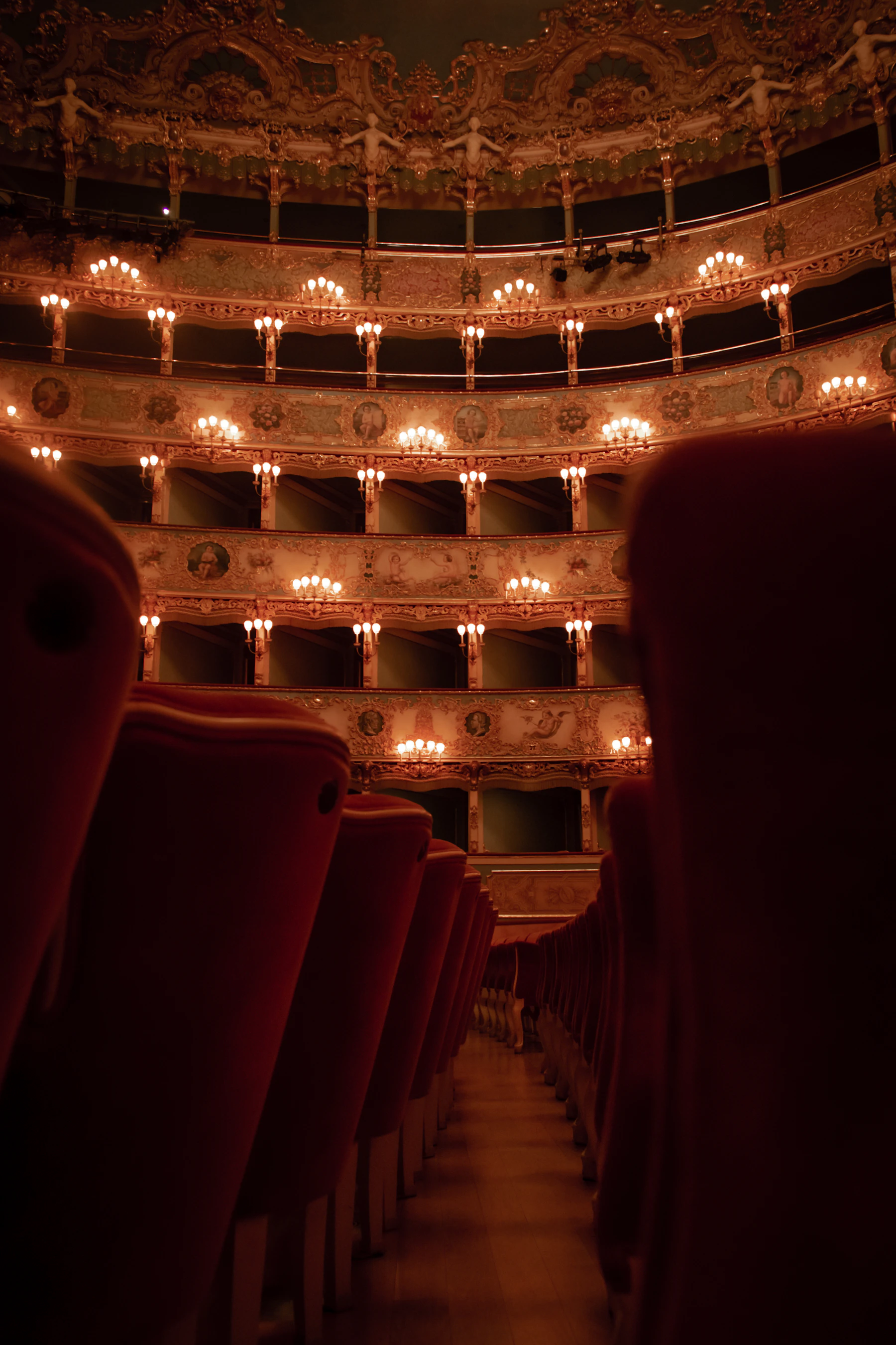 Innenraum des Teatro La Fenice in Venedig mit roten Samtsesseln