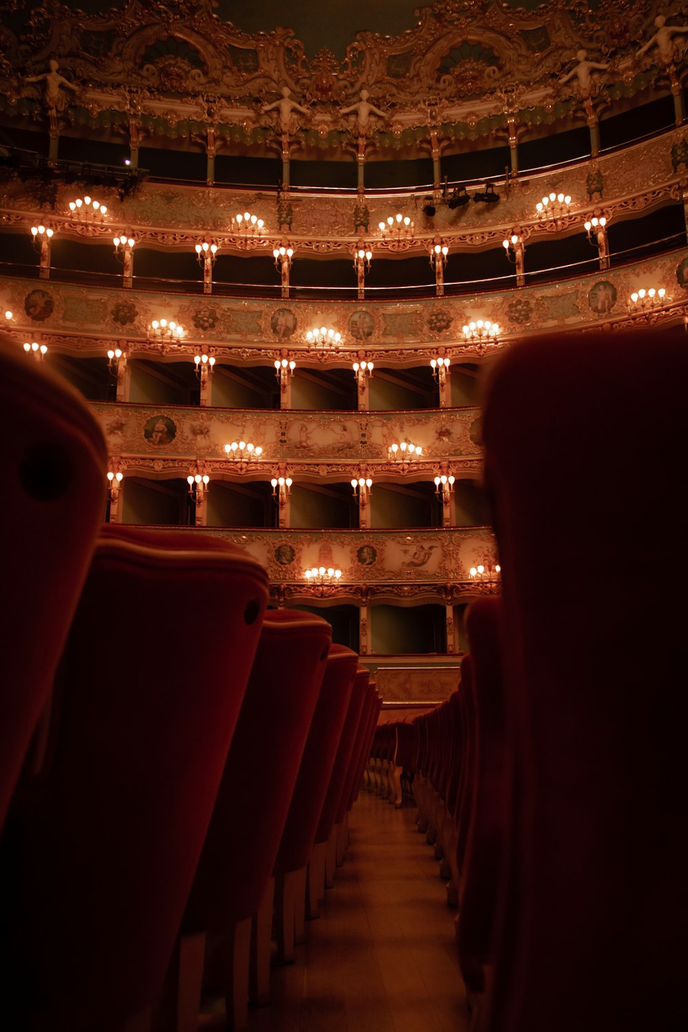 assentos de teatro vermelhos e dourados