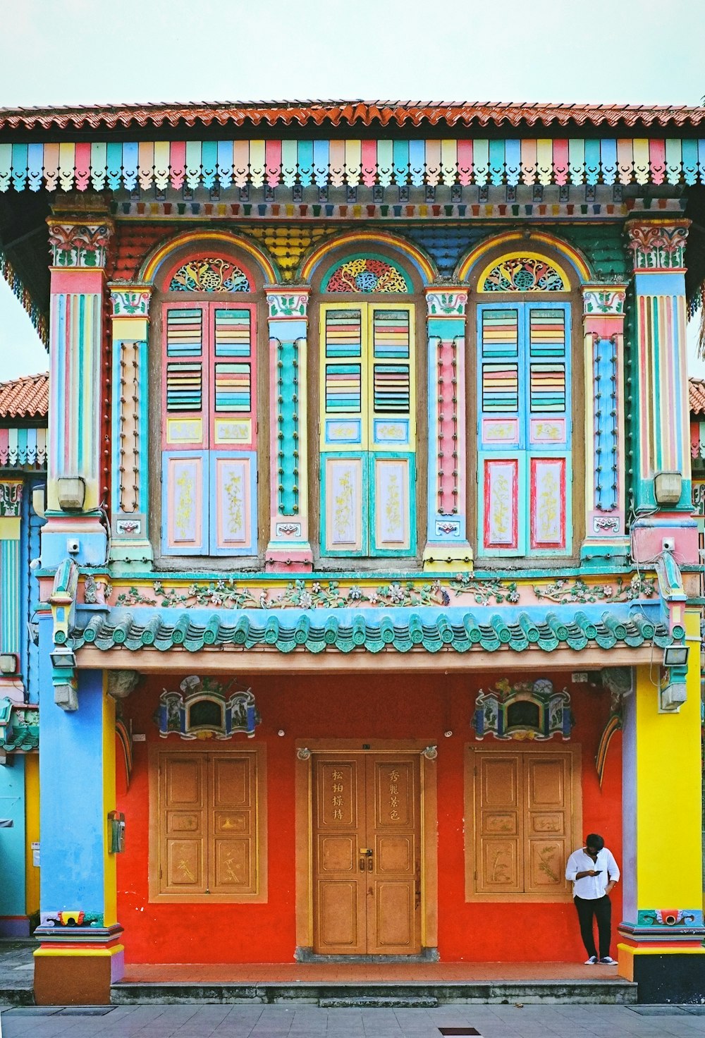 edificio in cemento rosso e blu