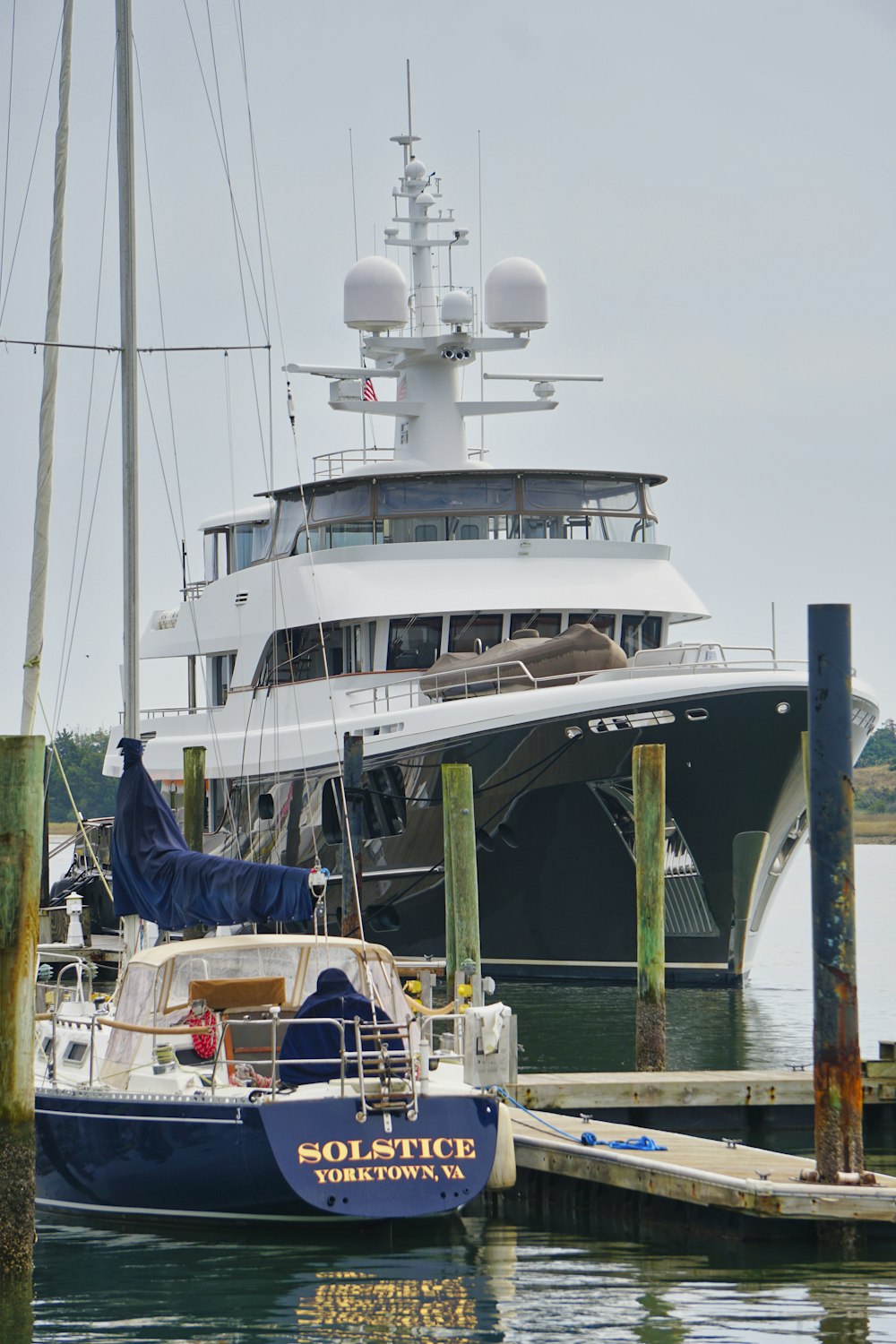 Weiße und blaue Yacht tagsüber am Dock