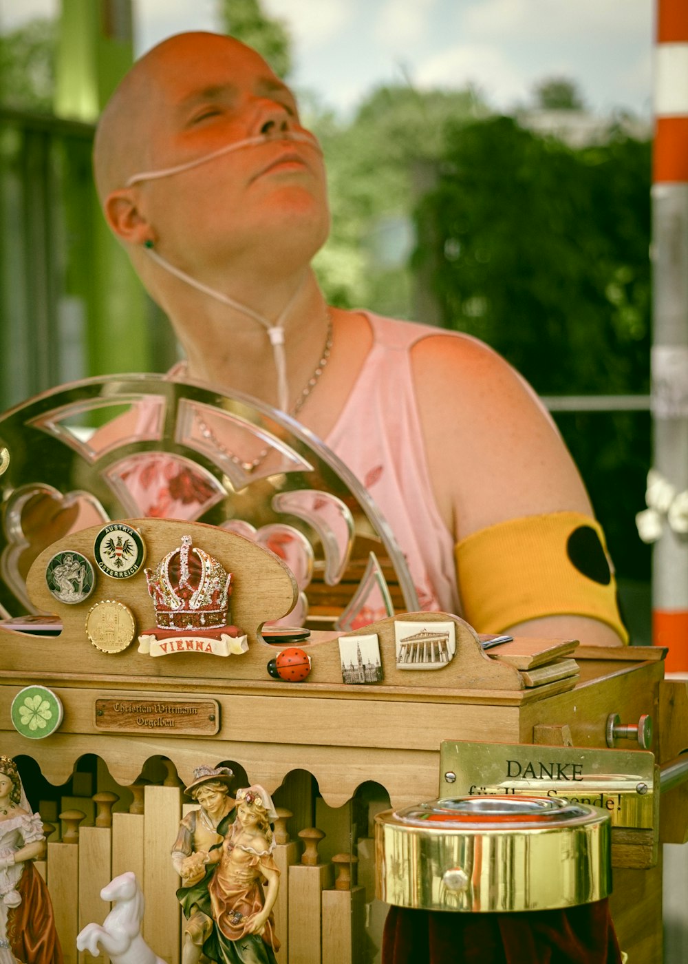 Frau in rosa Tanktop mit Schokolade