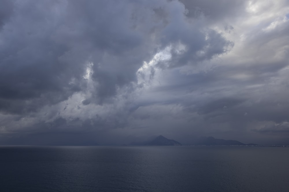 blaues Meer tagsüber unter weißen Wolken