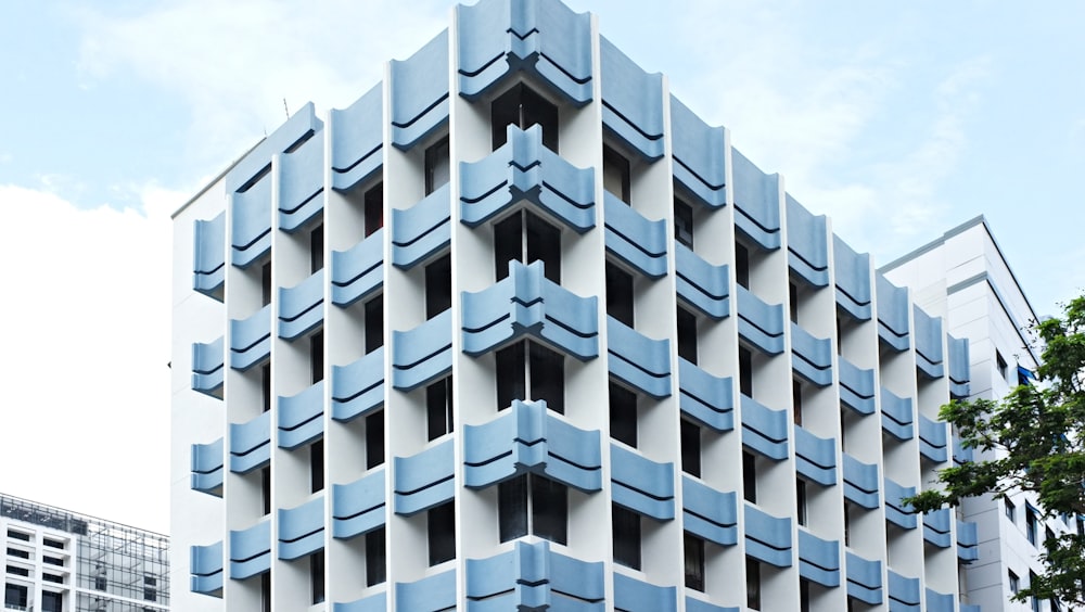 Edificio de hormigón blanco durante el día