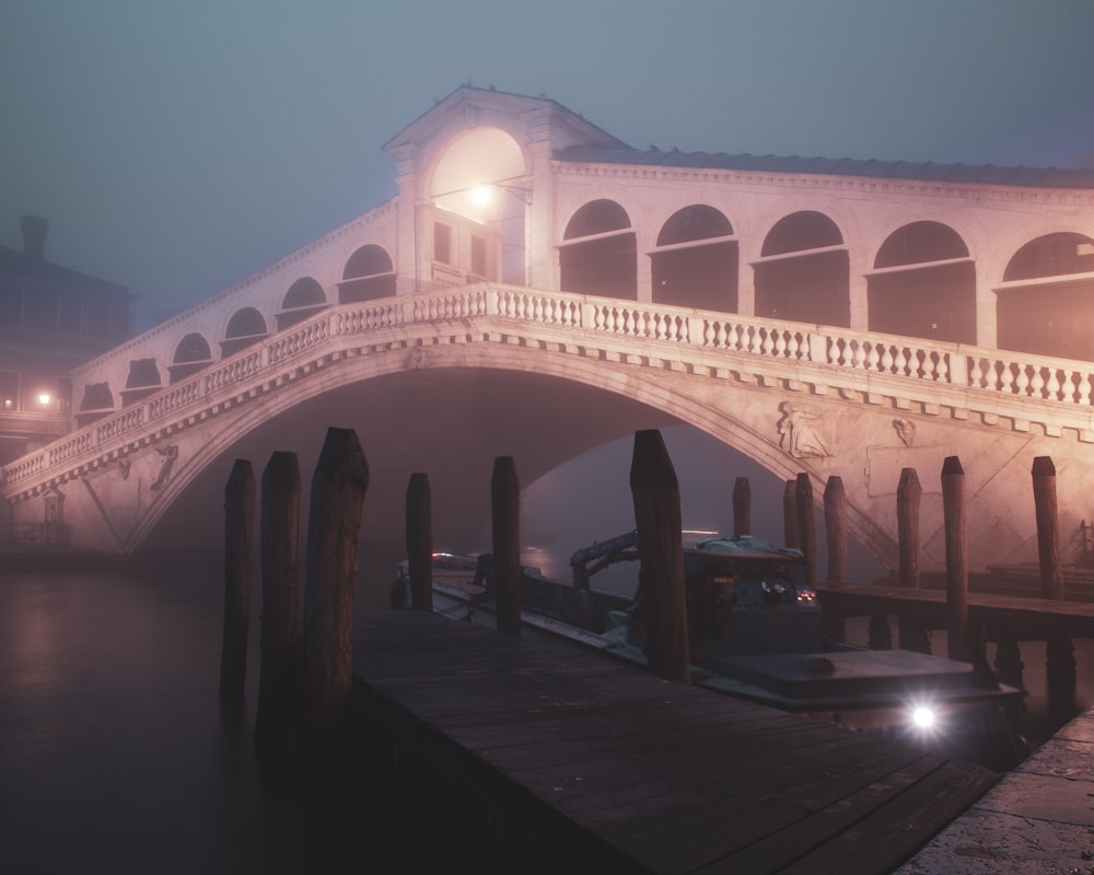 Weiße Betonbrücke bei Nacht